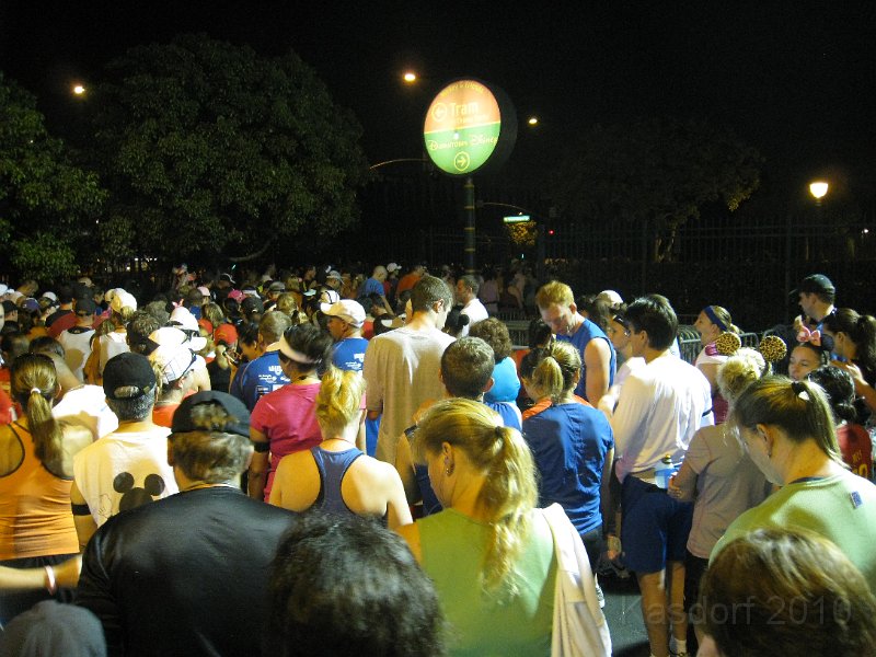 Disneyland 2010 HM Race 0170.JPG - The stampede to get out of the holding area, through one small gate, out to the starting line. This was the only glitch in the processs that I encountered.